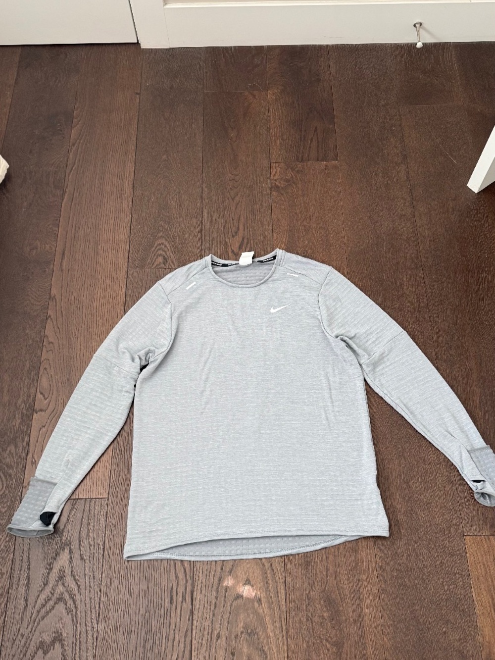 Nike Men’s Large Therma-FIT Running Long Sleeve Gray Reflective Thumbholes